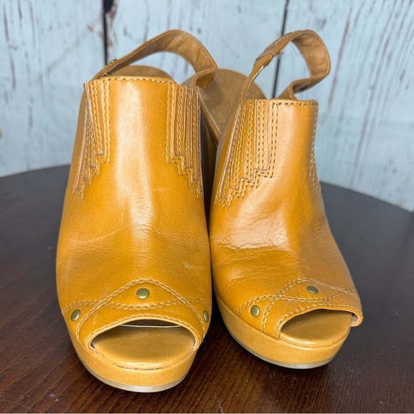 BCBGeneration Cognac Leather Peep toe Sling back 1” Platform 5.25” Heels size 7 - Picture 11 of 16